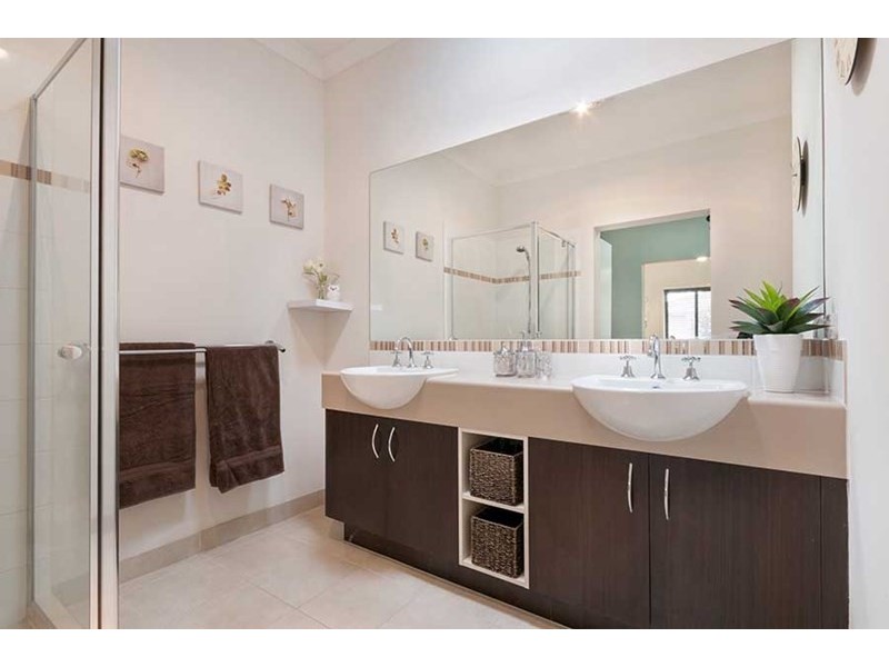 10 Clarendon Avenue, Craigieburn VIC 3064