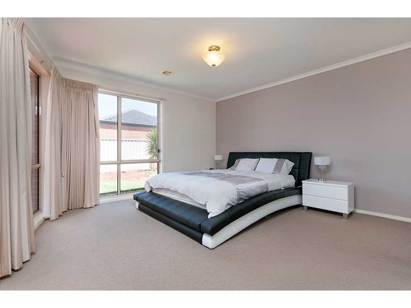 11 Ballybunion Avenue, Craigieburn VIC 3064