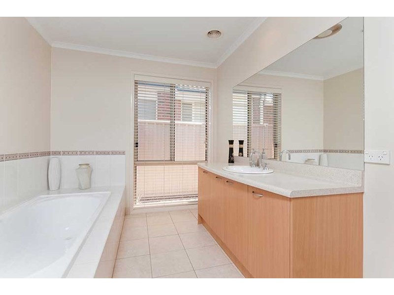 11 Ballybunion Avenue, Craigieburn VIC 3064