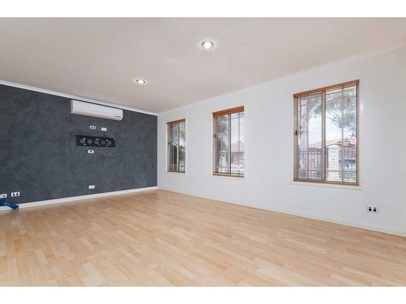 37 Yarcombe Crescent, Craigieburn VIC 3064