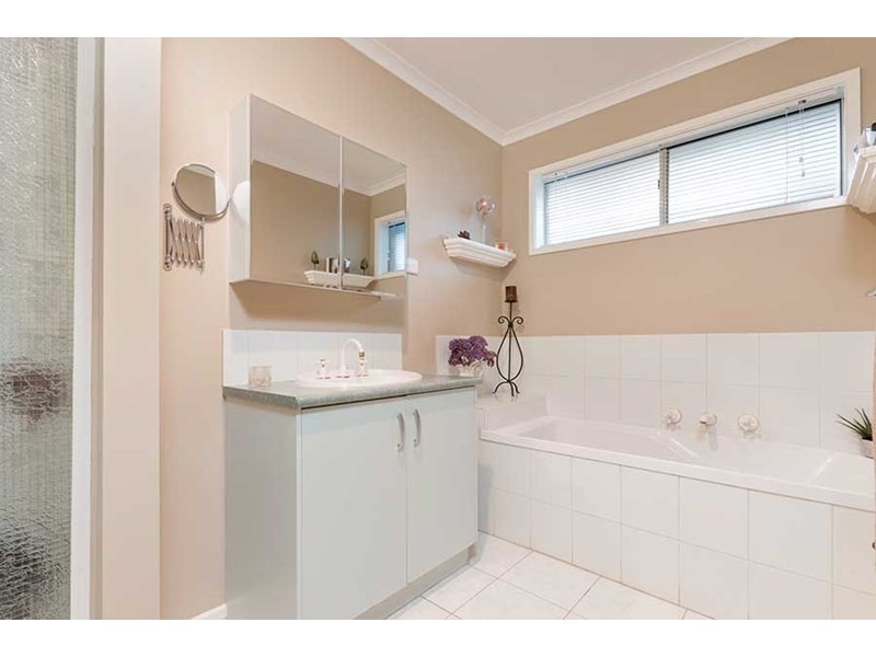 4 Swansea Court, Craigieburn VIC 3064