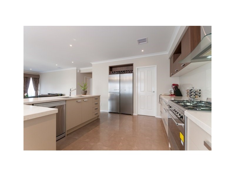 27 Cleveland Drive, Craigieburn VIC 3064