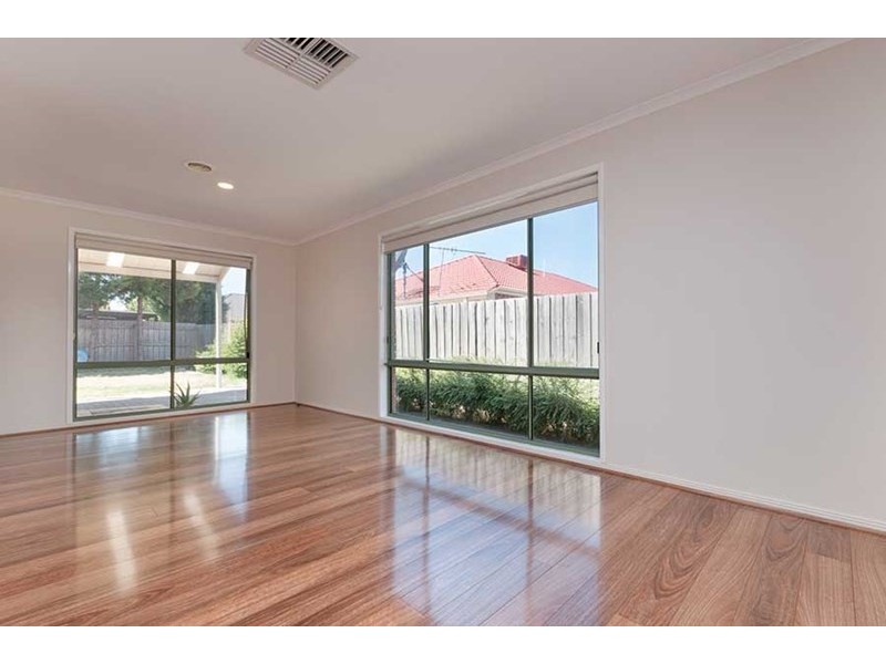 4 Alberton Avenue, Roxburgh Park VIC 3064