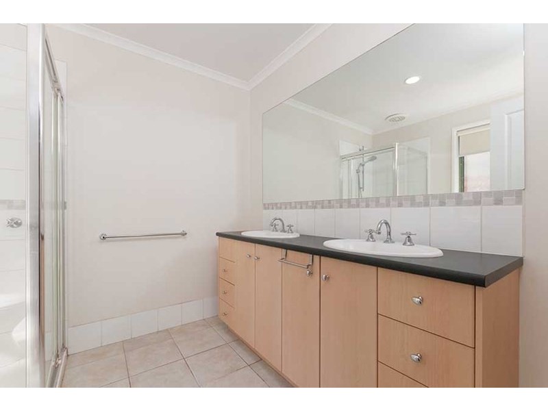 4 Alberton Avenue, Roxburgh Park VIC 3064