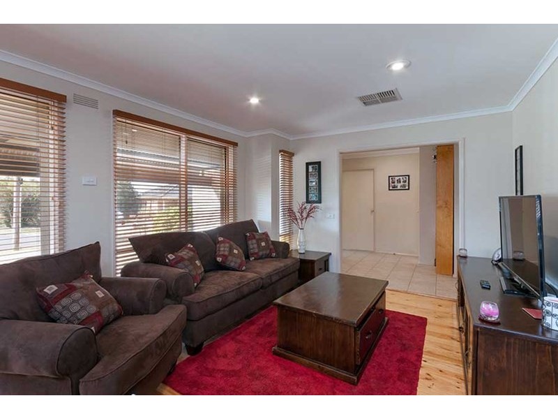 10 Trollaby Close, Gladstone Park VIC 3043
