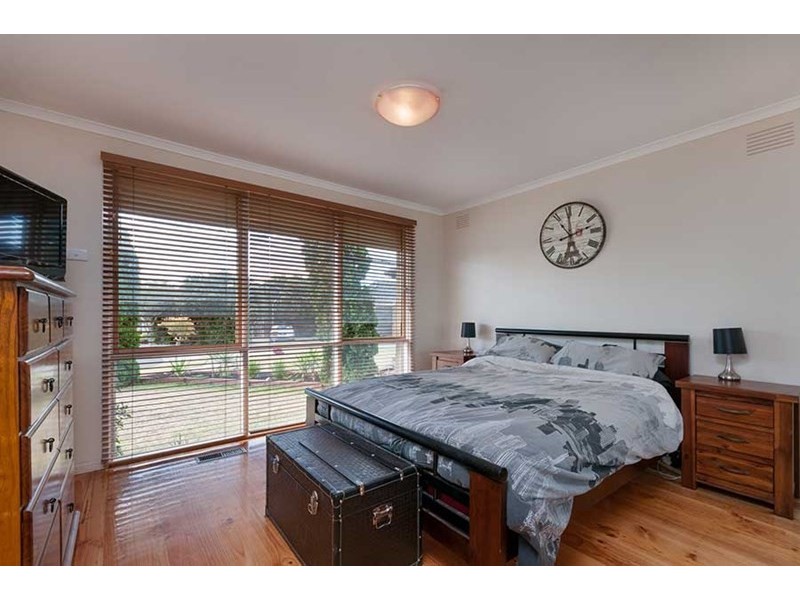 10 Trollaby Close, Gladstone Park VIC 3043