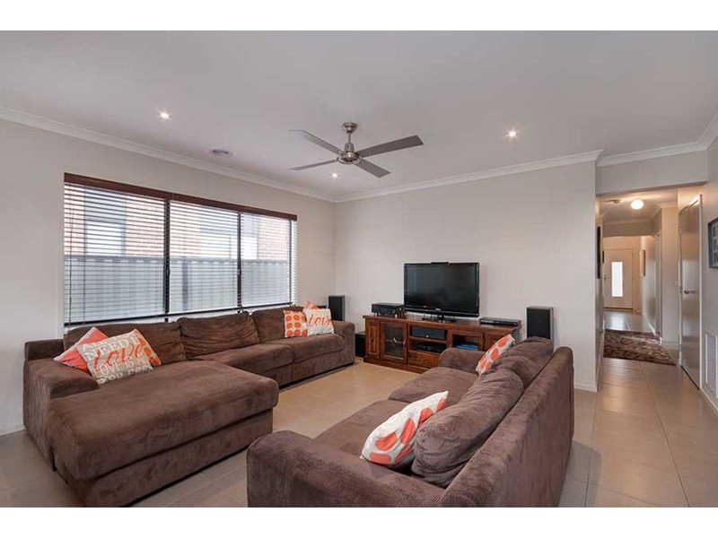 24 Viewside Crescent, Craigieburn VIC 3064