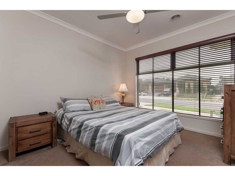 24 Viewside Crescent, Craigieburn VIC 3064