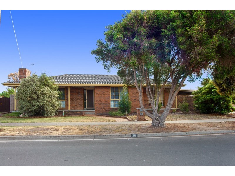 35 Bainbridge Close, Craigieburn VIC 3064