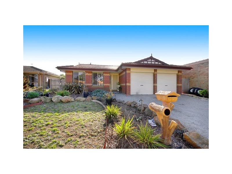 16 Yarcombe Crescent, Craigieburn VIC 3064