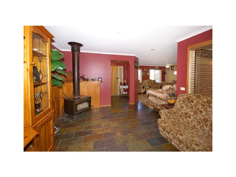 16 Yarcombe Crescent, Craigieburn VIC 3064