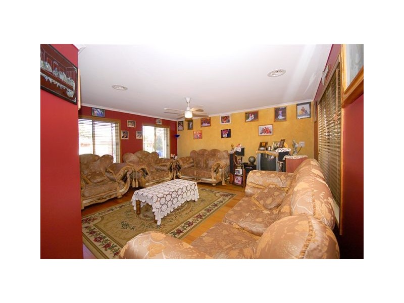 16 Yarcombe Crescent, Craigieburn VIC 3064