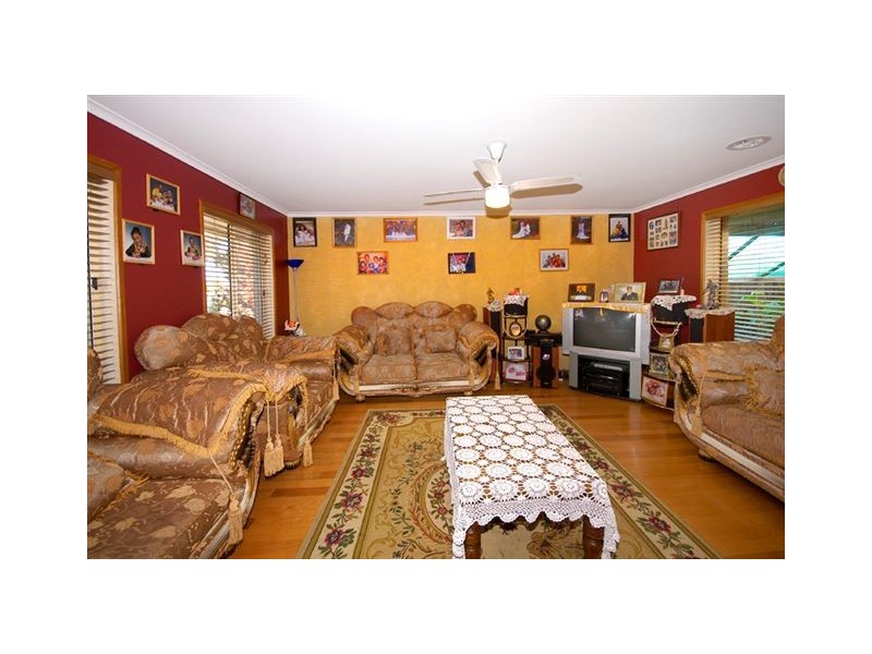 16 Yarcombe Crescent, Craigieburn VIC 3064