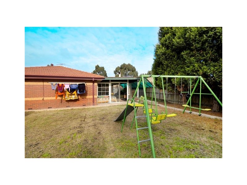 16 Yarcombe Crescent, Craigieburn VIC 3064