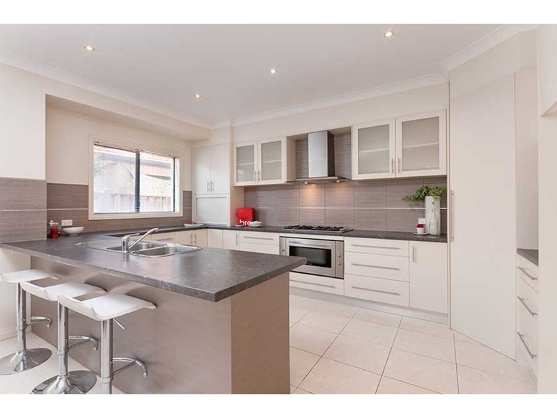 23 Dalwhinnie Crescent, Craigieburn VIC 3064