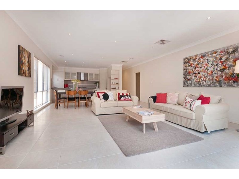 23 Dalwhinnie Crescent, Craigieburn VIC 3064