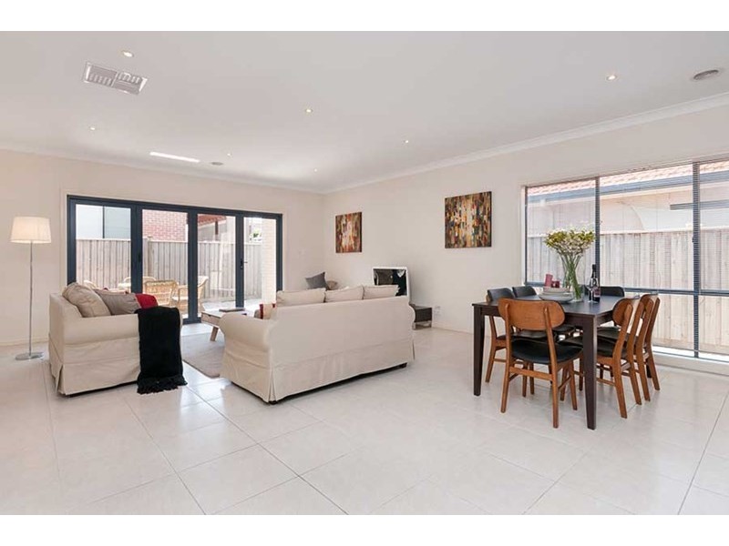 23 Dalwhinnie Crescent, Craigieburn VIC 3064