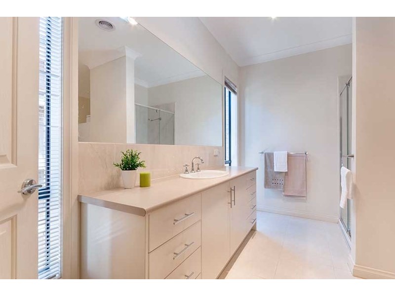23 Dalwhinnie Crescent, Craigieburn VIC 3064
