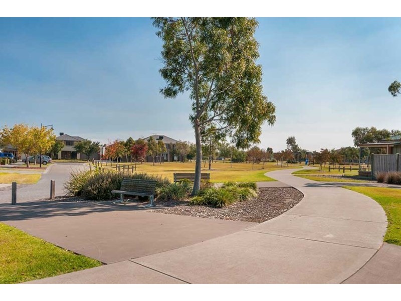 23 Dalwhinnie Crescent, Craigieburn VIC 3064