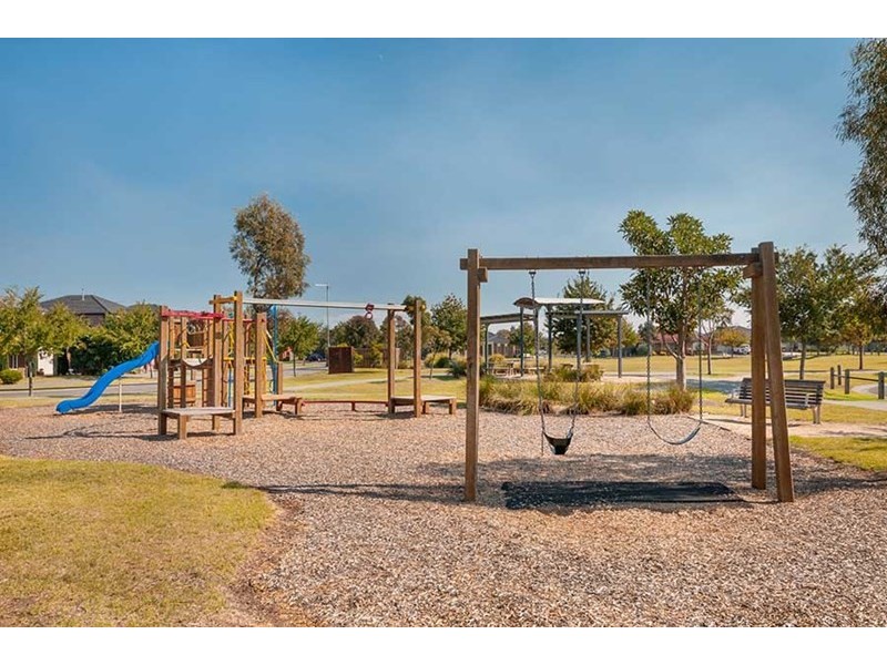 23 Dalwhinnie Crescent, Craigieburn VIC 3064