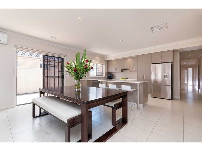 8 Dampier Close, Craigieburn VIC 3064