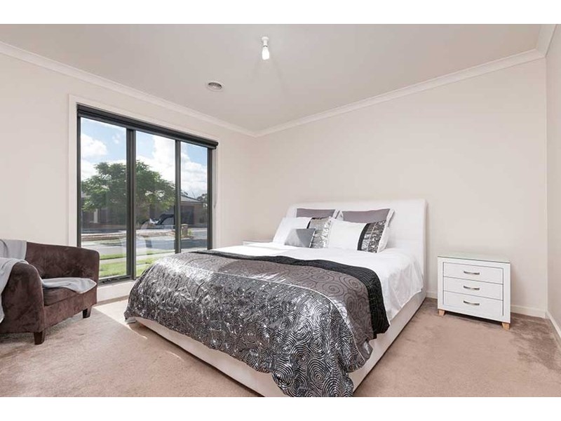 8 Dampier Close, Craigieburn VIC 3064