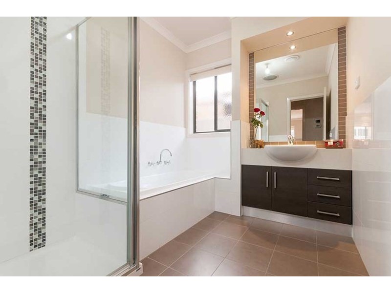 8 Dampier Close, Craigieburn VIC 3064