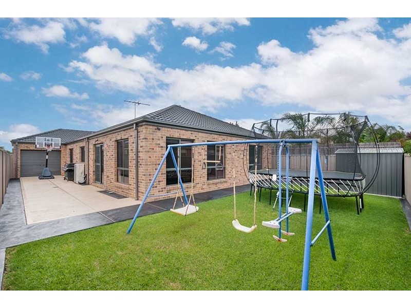8 Dampier Close, Craigieburn VIC 3064