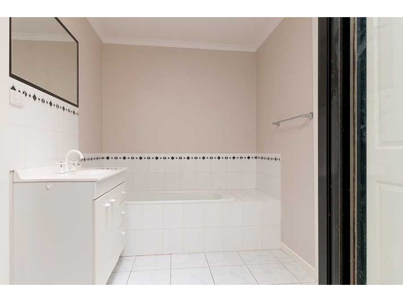 2/4 Finchley Avenue, Glenroy VIC 3046