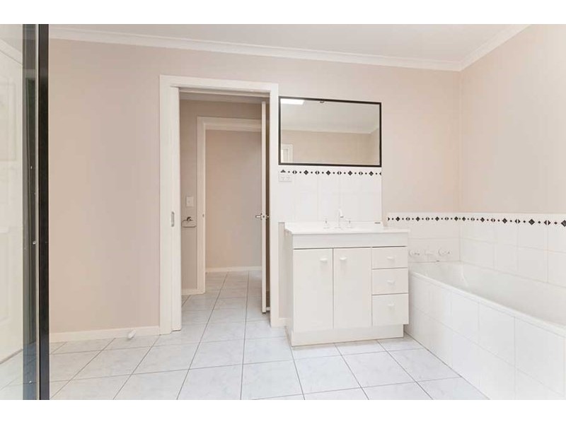 2/4 Finchley Avenue, Glenroy VIC 3046