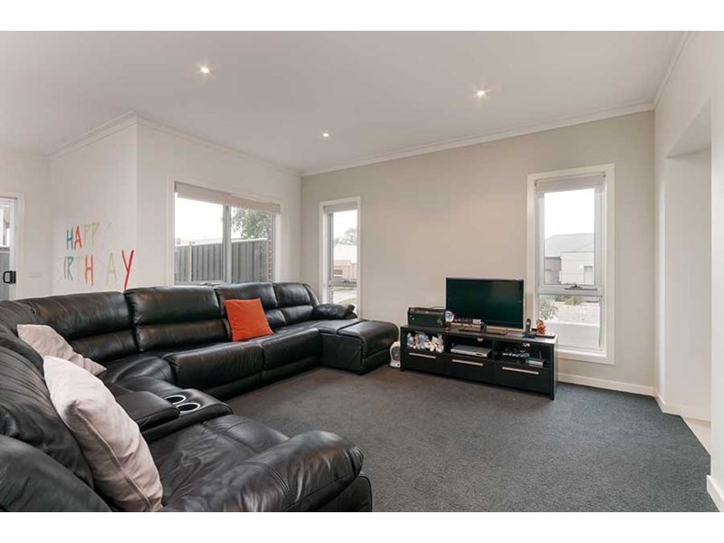 8 Burrora Way, Craigieburn VIC 3064