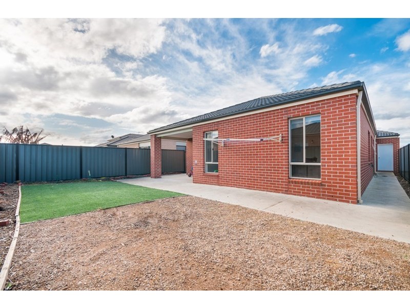 33 Fermont Avenue, Craigieburn VIC 3064