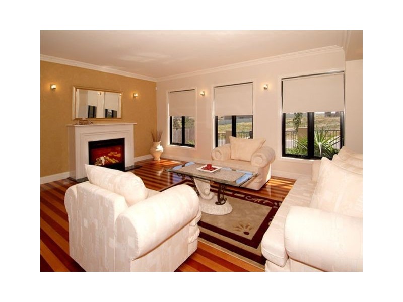 24 Gaussberg Walk, Roxburgh Park VIC 3064
