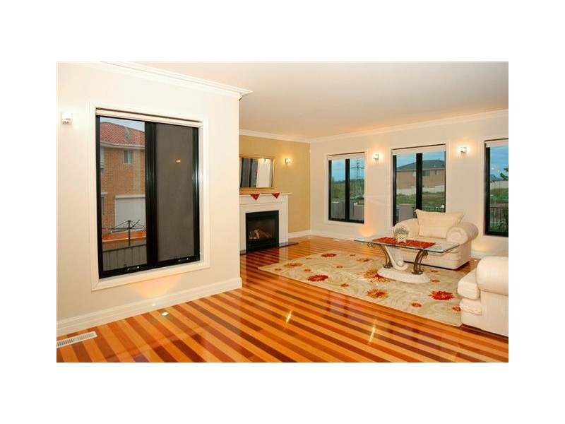 24 Gaussberg Walk, Roxburgh Park VIC 3064