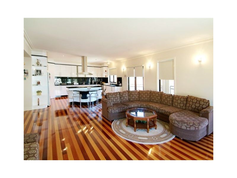 24 Gaussberg Walk, Roxburgh Park VIC 3064
