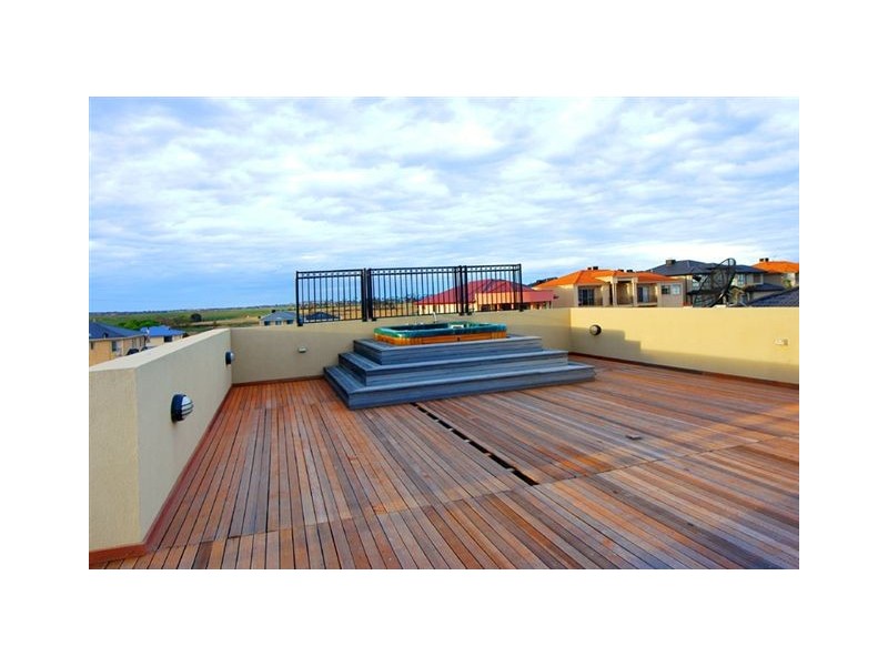 24 Gaussberg Walk, Roxburgh Park VIC 3064