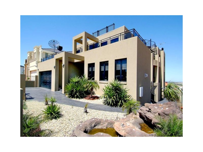 24 Gaussberg Walk, Roxburgh Park VIC 3064