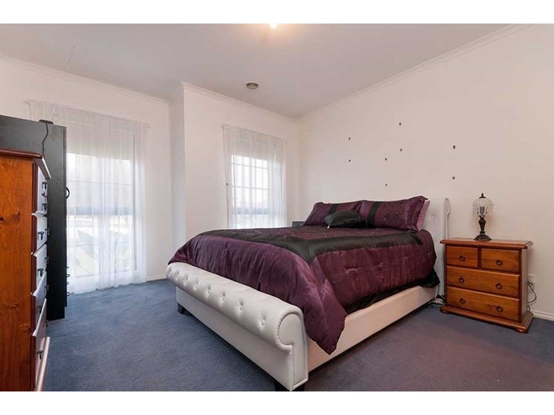 24 Thames Way, Roxburgh Park VIC 3064