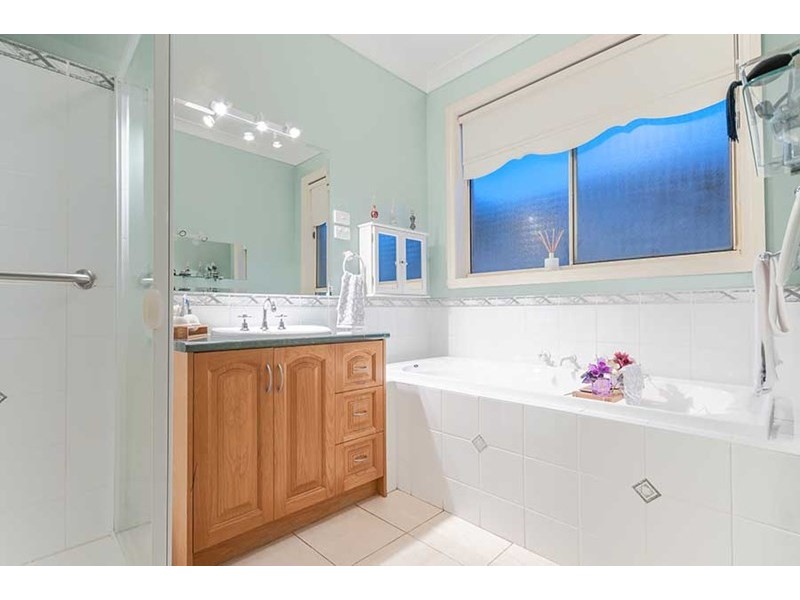 4 Tusmore Rise, Craigieburn VIC 3064