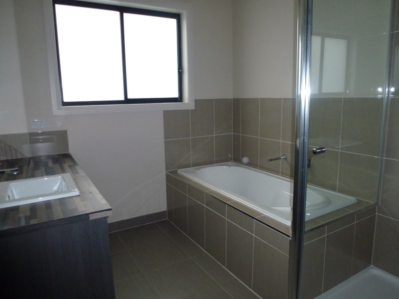 4 Clapham Way, Craigieburn VIC 3064