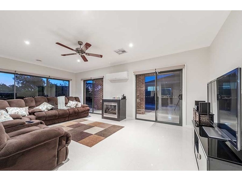 25 Mareeba Way, Craigieburn VIC 3064