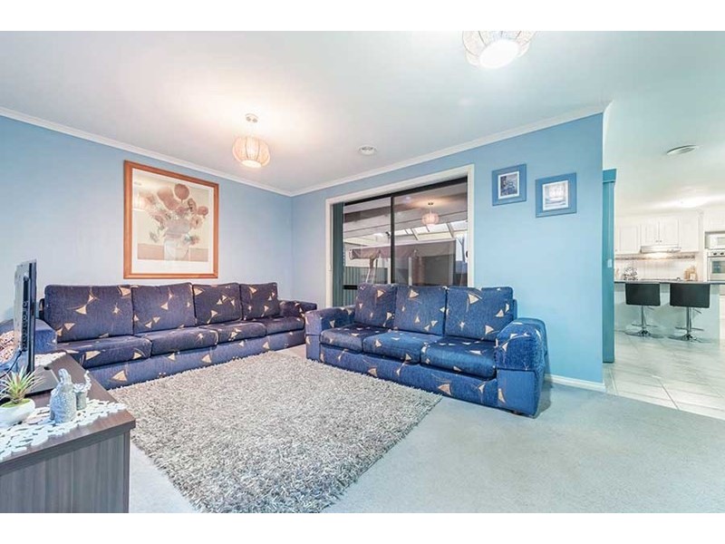 10 Edgecombe Way, Roxburgh Park VIC 3064