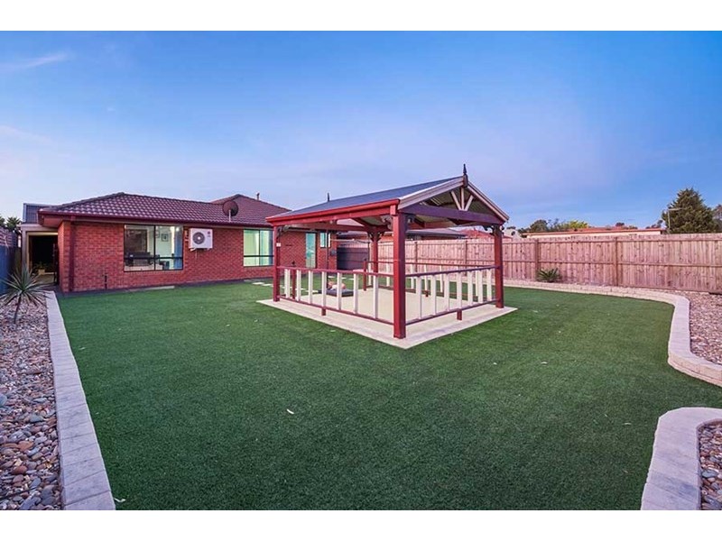 10 Edgecombe Way, Roxburgh Park VIC 3064