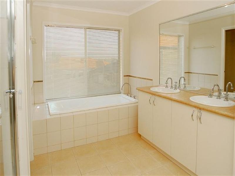 5 Greenhill Place, Craigieburn VIC 3064