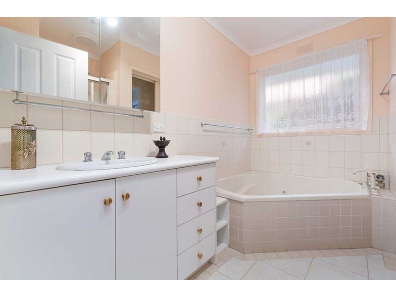 33 Bank Street, Craigieburn VIC 3064