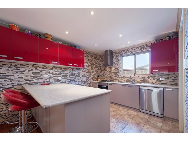 43 Yarcombe Crescent, Craigieburn VIC 3064