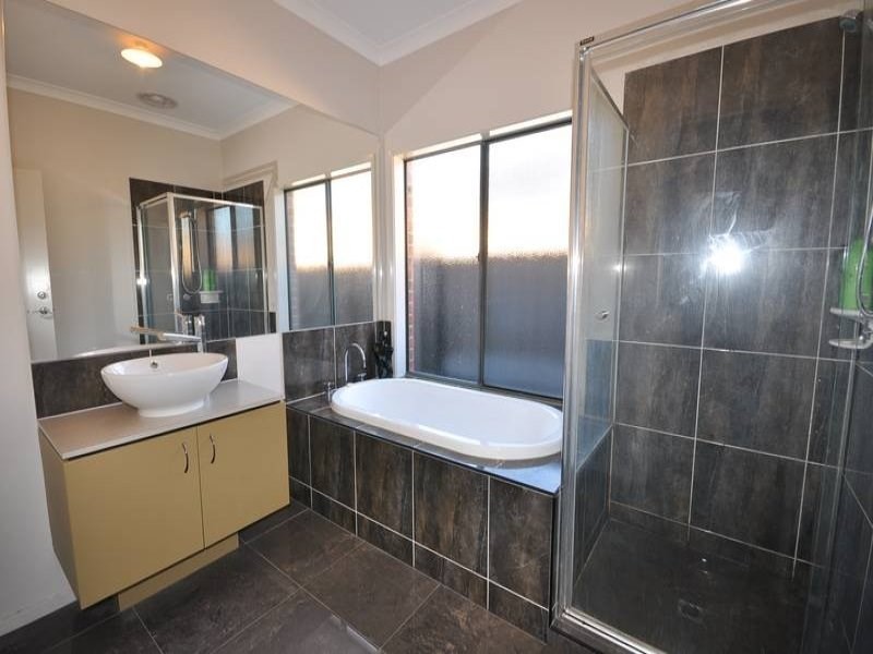 9 Rosleigh Drive, Craigieburn VIC 3064