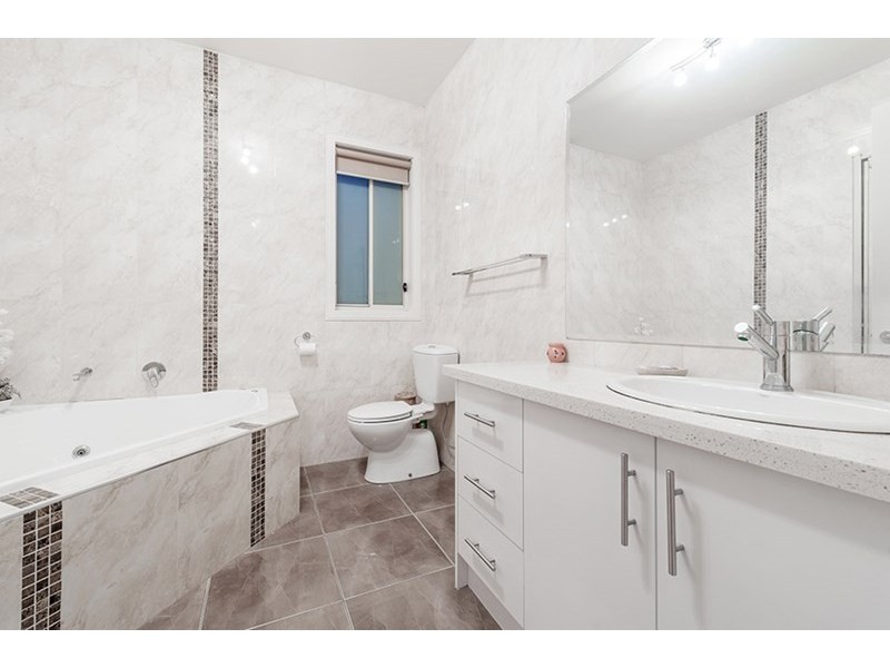 27 Statesman Avenue, Roxburgh Park VIC 3064