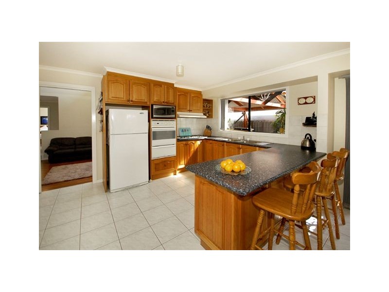 26 Edgecombe Way, Roxburgh Park VIC 3064