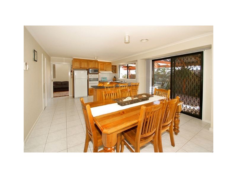 26 Edgecombe Way, Roxburgh Park VIC 3064